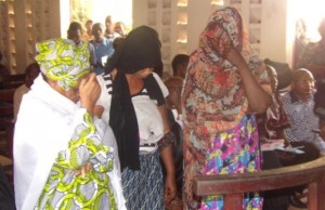 Fatoumata Camara,  Fatou Nivaquine et  Hadja Gbessa Kouyaté au tribunal de Mafanco. Photo le djeli 