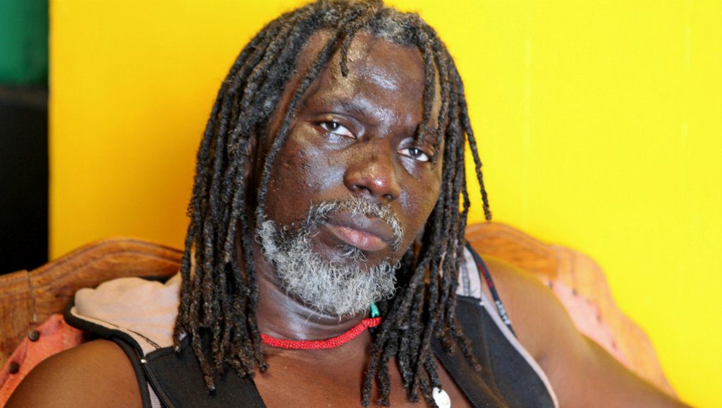 « Il se croyait tout puissant » : Tiken Jah tance Alpha Condé et s’en félicite de son renversement