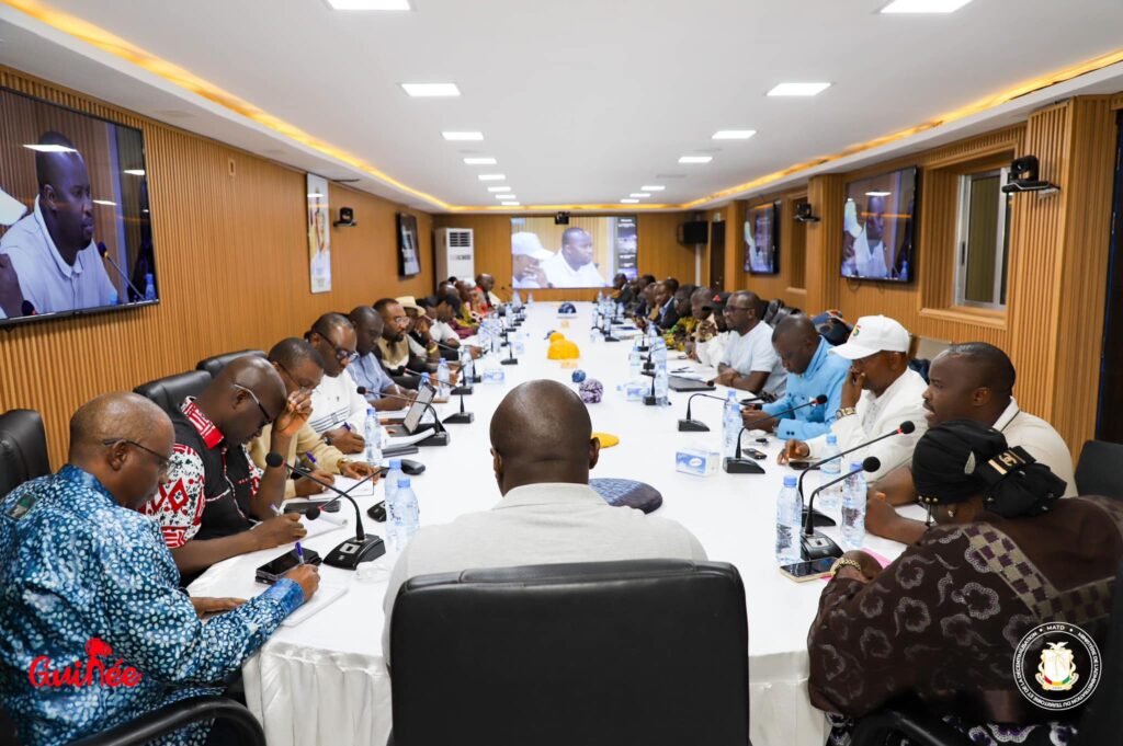 Le gouvernement, le patronat et le mouvement syndical s’accordent sur un accord