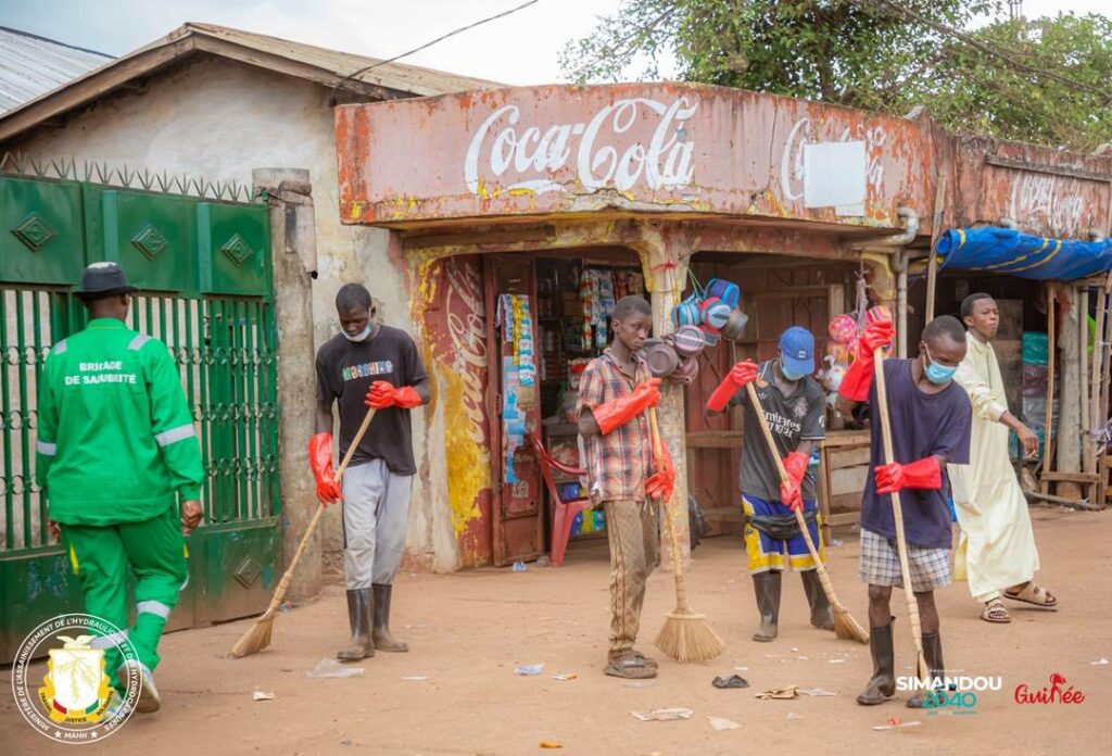 Dépôts sauvages d’ordures à Conakry : 31 citoyens arrêtés et contraints de nettoyer les rues