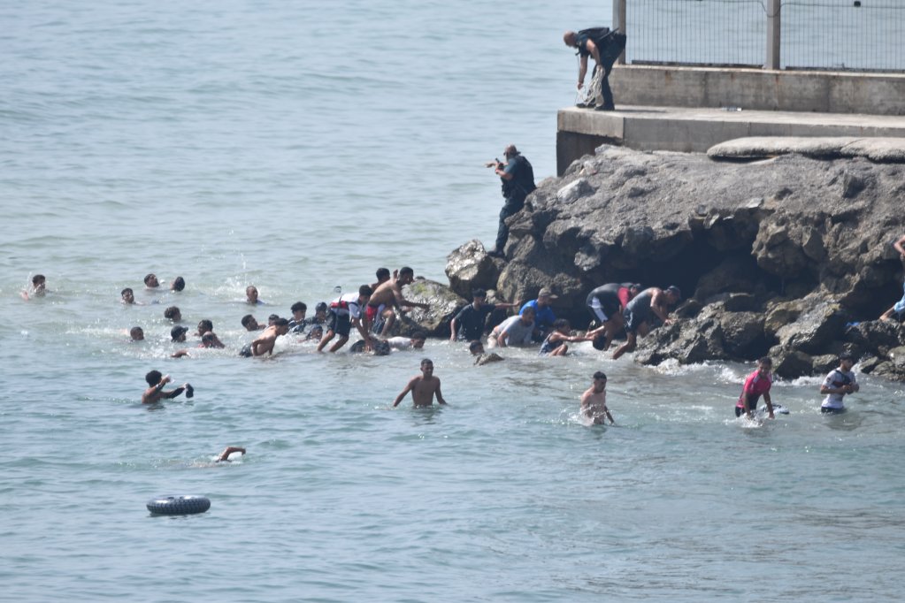 Afflux massif à Ceuta : plus de 1 500 arrivées et 18 morts, les autorités de l’enclave débordées