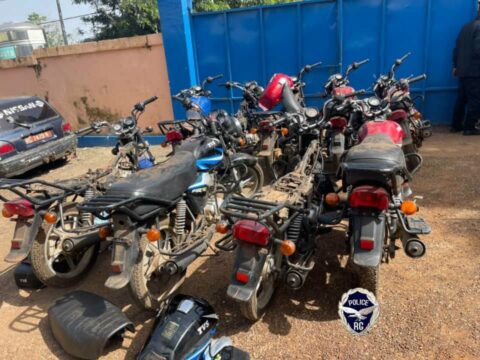 Conakry : un réseau de voleurs de motos démantelé à Lambanyi, cinq suspects interpellés et neuf engins saisis