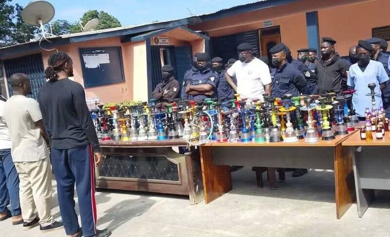 Coup de filet anti-chicha à Conakry: quatre gérants interpellés et plus de 1 300 cartons saisis