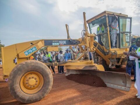 Guinée: Mamadi Doumbouya ratifie un prêt de 300 millions d’euros pour le bitumage de l’axe Labé-Tougué