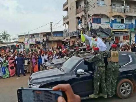 Wanindara: après le déclassement, Doumbouya se rend dans la zone et s’offre un bain de foule