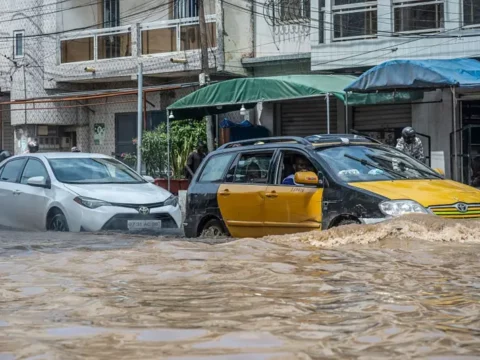 Sénégal : cinq morts dans des inondations, l&rsquo;État mobilise 921 milliards face à la crise