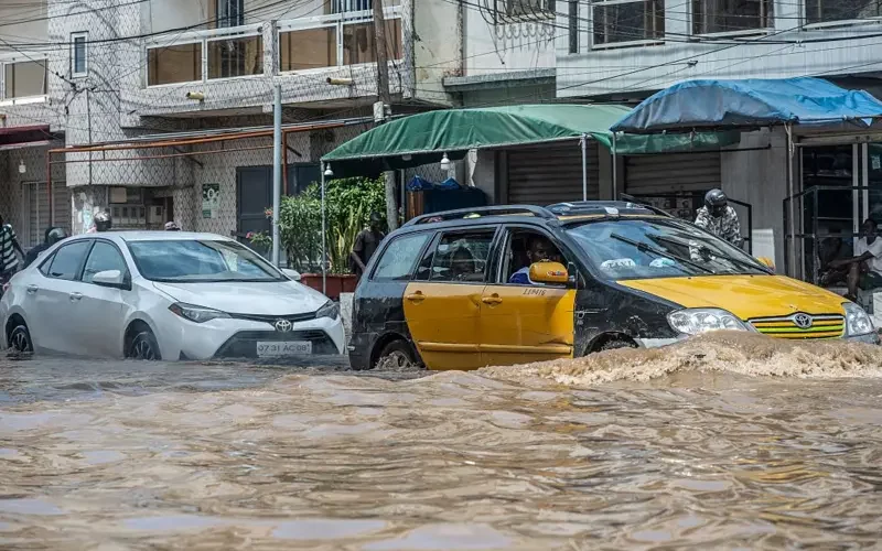 Sénégal : cinq morts dans des inondations, l’État mobilise 921 milliards face à la crise