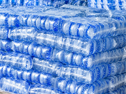 Crise de l’eau en Guinée : le gouvernement lâche du lest sur les sachets plastiques