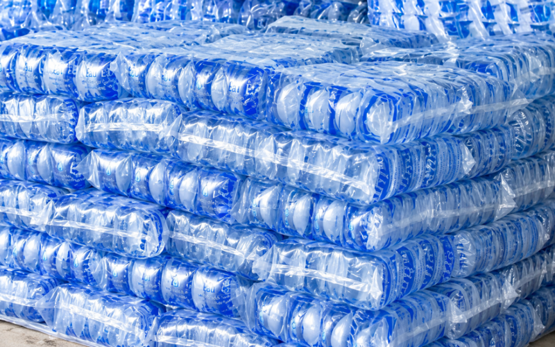Crise de l’eau en Guinée : le gouvernement lâche du lest sur les sachets plastiques